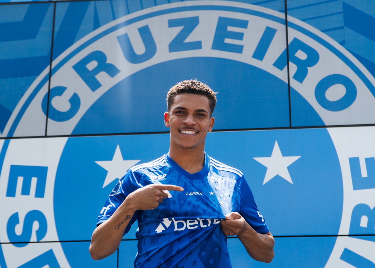 Rodriguinho veste a camisa do Cruzeiro após ser anunciado oficialmente 