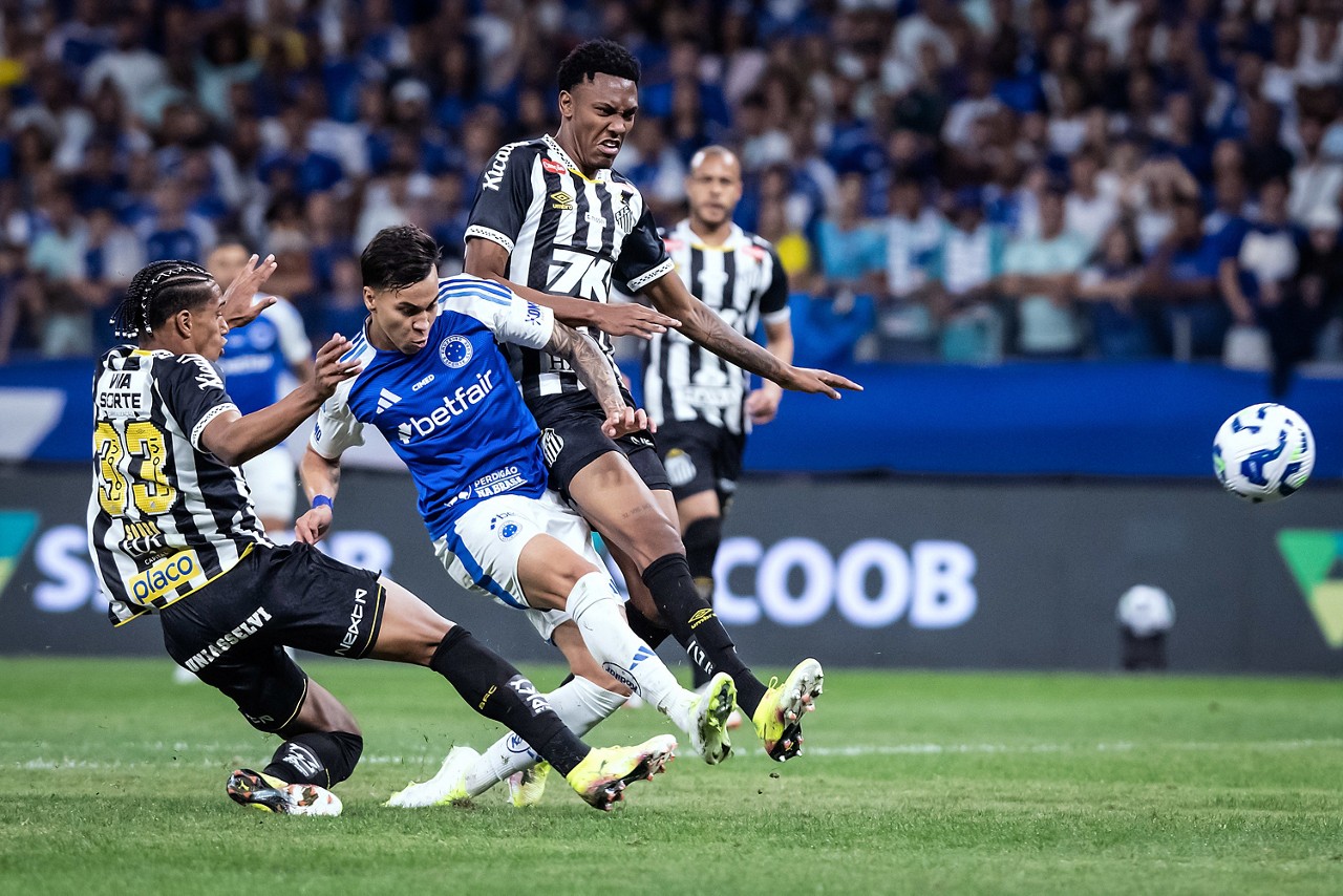 Gol de Kaio Jorge foi anulado após análise do VAR