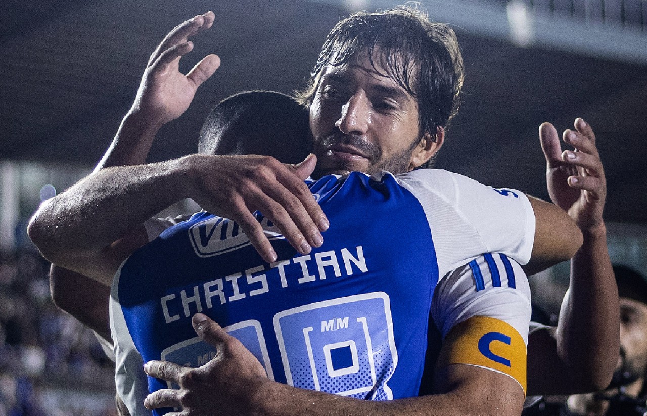 Lucas Silva abraça Christian após gol marcado sobre o Vasco