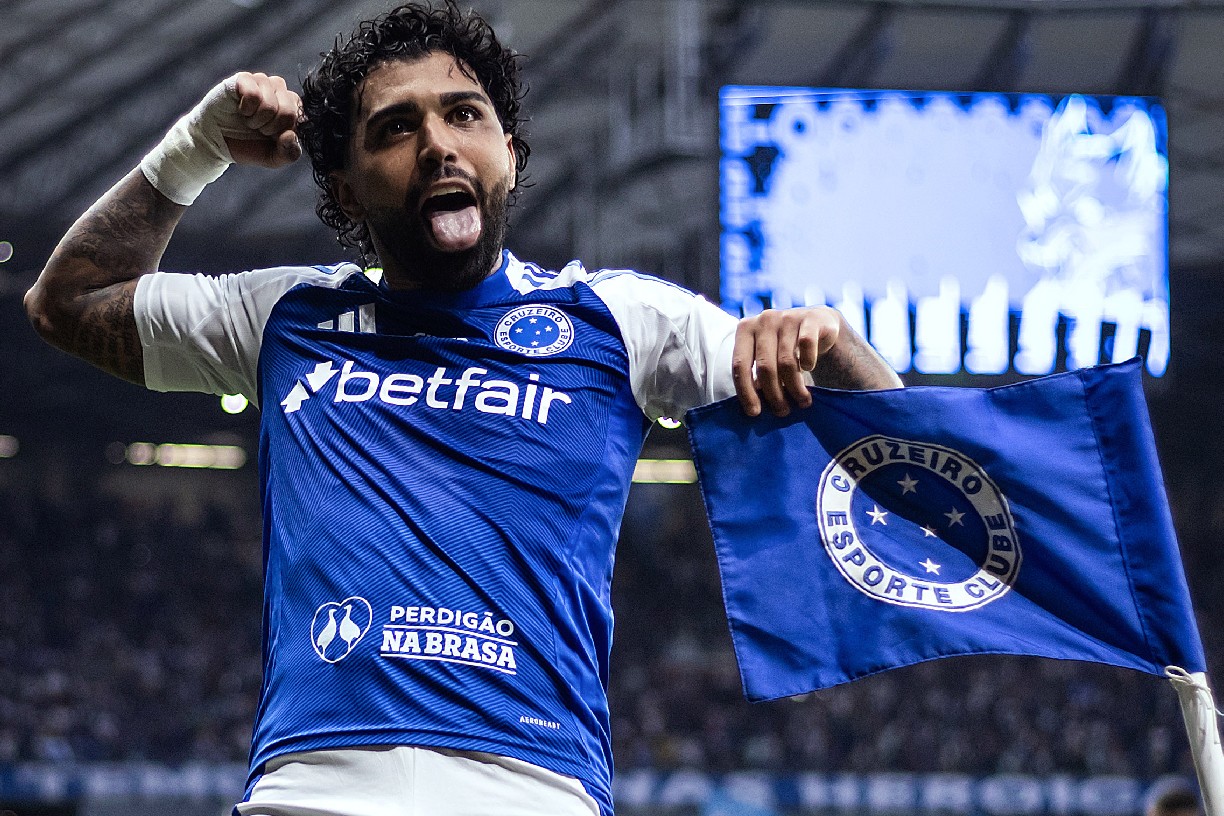 Gabigol celebra gol com a camisa do Cruzeiro