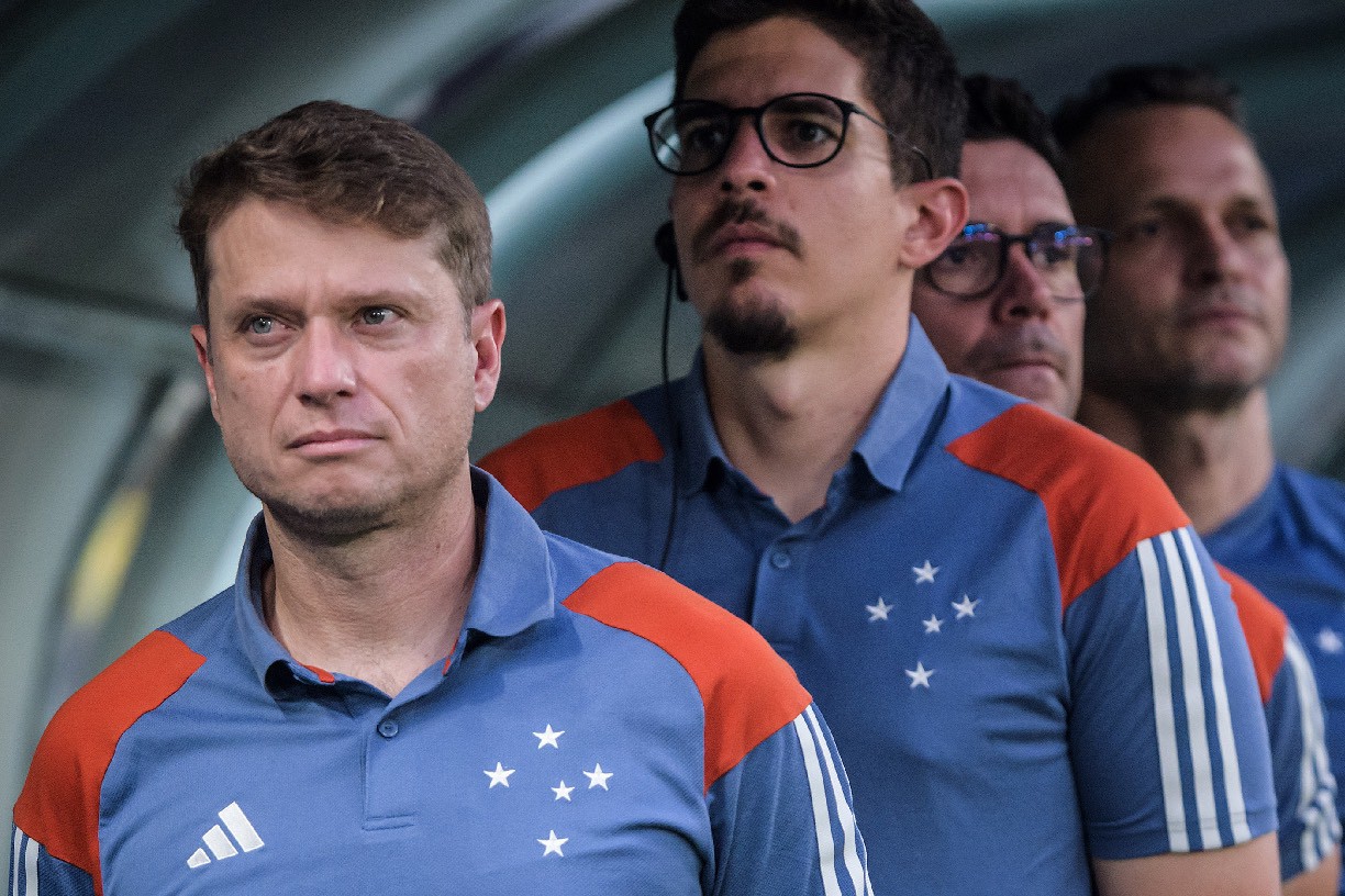 Fernando Seabra e sua comissão antes de bola rolar para Cuiabá e Cruzeiro