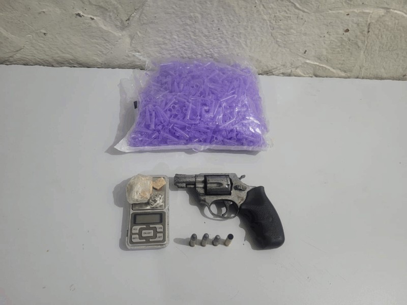 Jovem é preso com arma e drogas após fuga da PM em Montes Claros