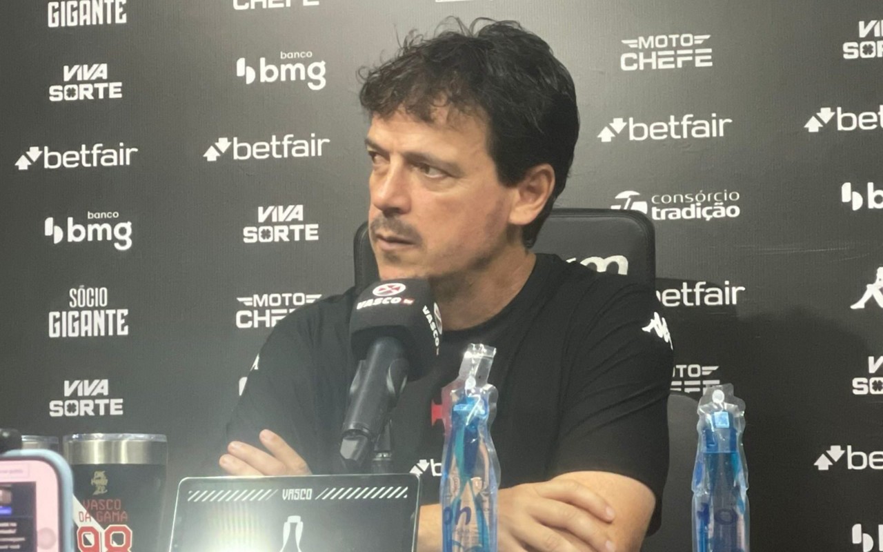 Fernando Diniz em coletiva após Vasco e Botafogo (Foto: Pedro Cobalea/Lance!)