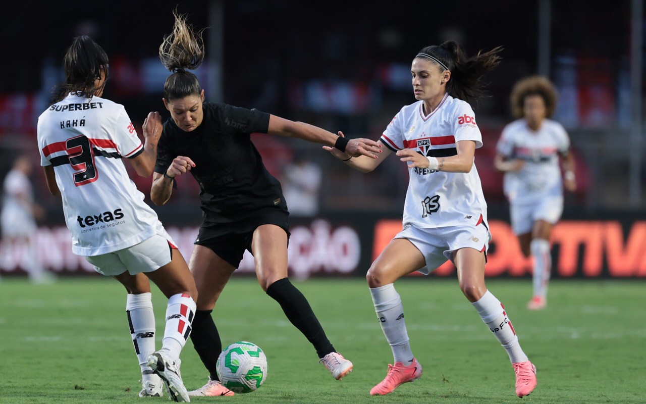 São Paulo bateu o Corinthians e conquistou a Supercopa Feminina (Foto: Marcello Zambrana/AGIF)