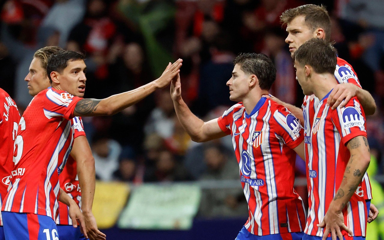 Julián Álvarez é celebrado por companheiros de Atlético de Madrid após marcar diante do Real Valladolid (Foto: Pierre-Philippe Marcou / AFP)
