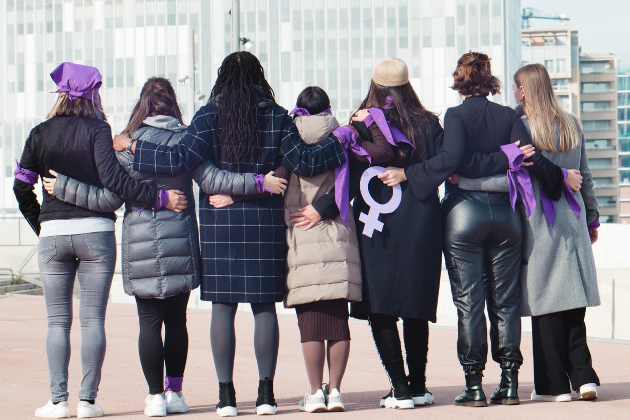 Agosto Lilás foi criado para contribuir para a prevenção à violência contra as mulheres em todo o mundo