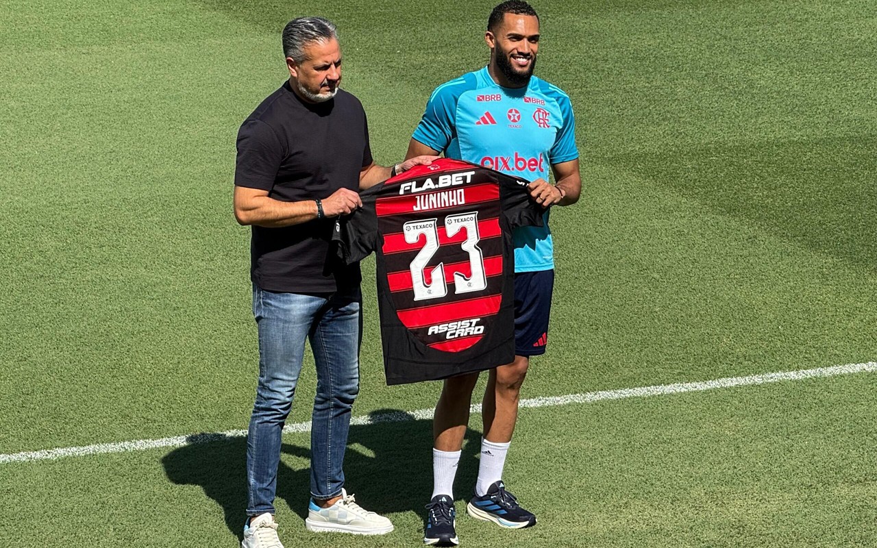Juninho recebe camisa do Flamengo ao lado de José Boto (Foto: Lucas Bayer/Lance!)