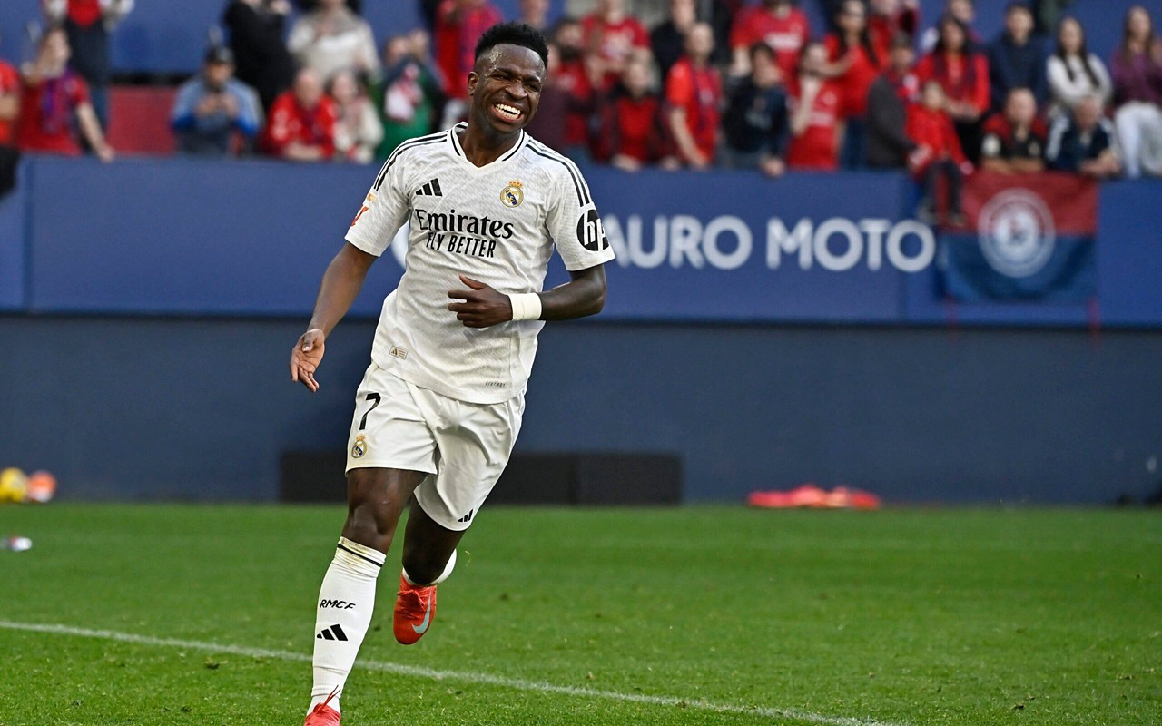 Vini Jr em ação no duelo entre Osasuna e Real Madrid (Foto: Ander Gillenea/AFP)