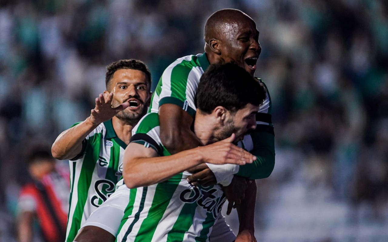 Jogadores do Juventude comemoram um dos gols do triunfo sobre o Vitória no estádio Alfredo Jaconi