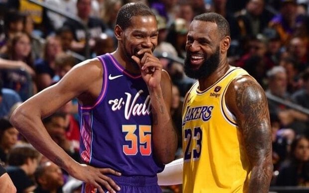 Kevin Durant e LeBron James em jogo entre Suns e Lakers (Foto: Barry Gossage / AFP)