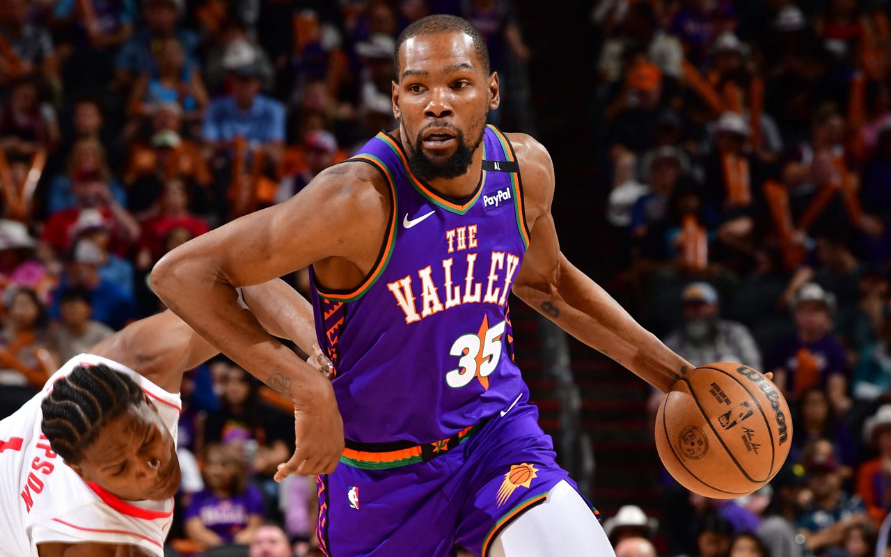 Kevin Durant, do Suns, em ação contra o Rockets pela NBA (Foto: Barry Gossage/NBAE via Getty Images/AFP)