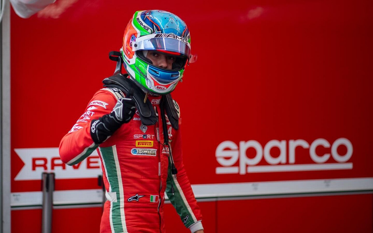 Kimi Antonelli celebra uma vitória na Fórmula 2, demonstrando seu talento antes da estreia na F1. (Reprodução/Instagram: @kimi.antonelli)