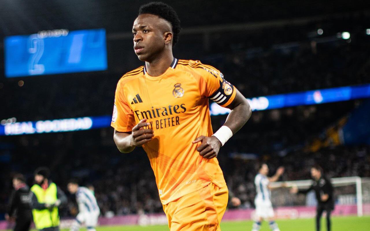 Vini Jr. com a braçadeira de capitão do Real Madrid (Foto: Divulgação / Real Madrid)