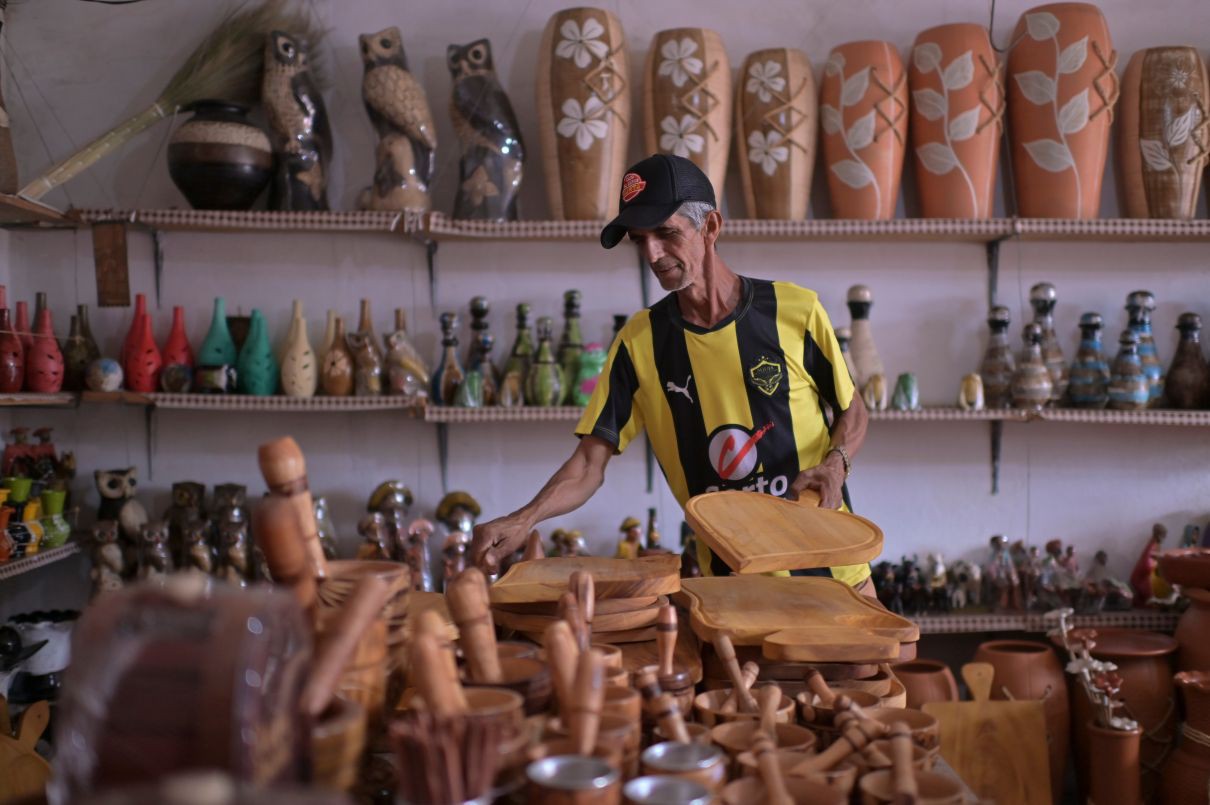 O artesão José Wilson Batista vende produtos feitos com barro, água e argila