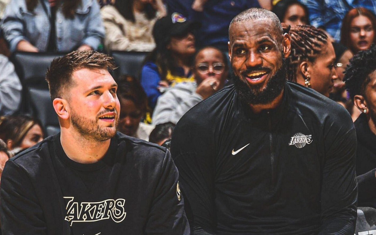 LeBron James e Luka Dončić sentados no banco de reserva dos Lakers (Foto: Reprodução/X)