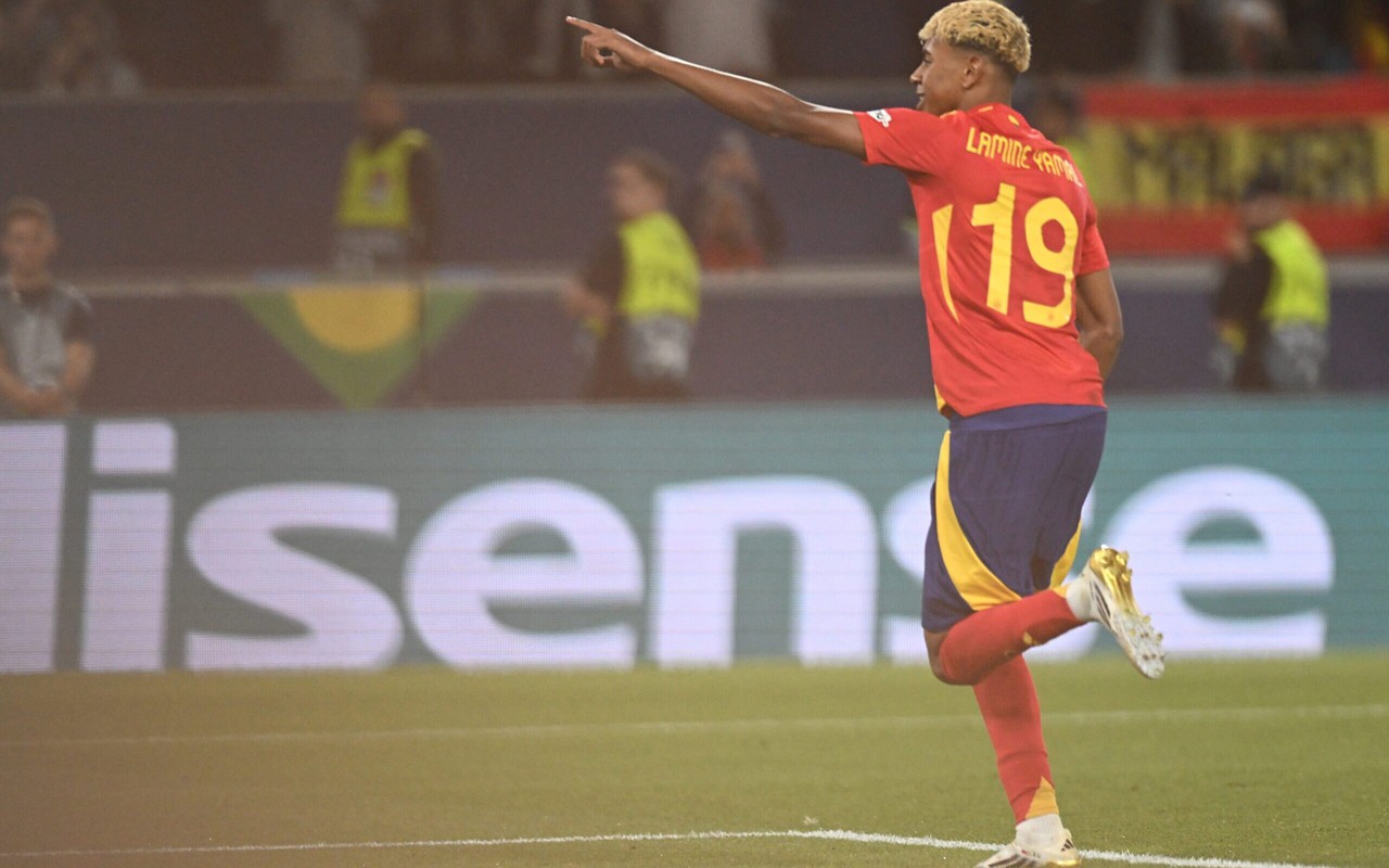 Lamine Yamal comemora gol marcado pela Espanha sobre a França, na Nations League (Foto: Thomas Kienzle/AFP)
