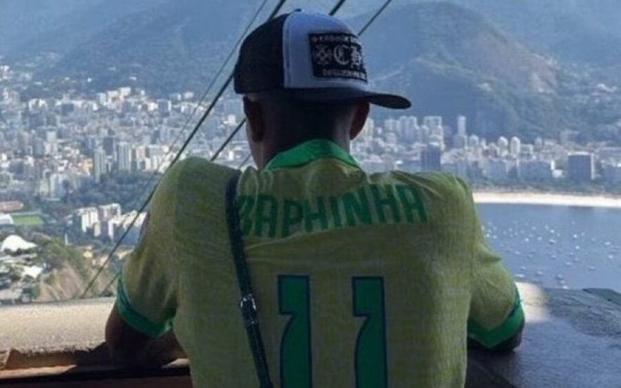 Lamine Yamal na favela da Rocinha, vestindo camisa 11 da Seleção Brasileira