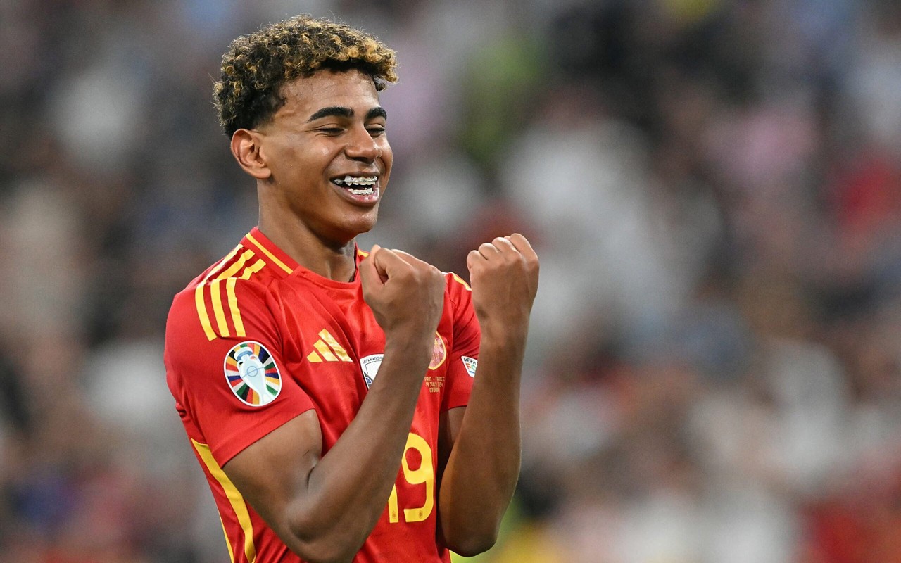 Lamine Yamal em jogo pela seleção espanhola (Foto: Miguel Medina/AFP)