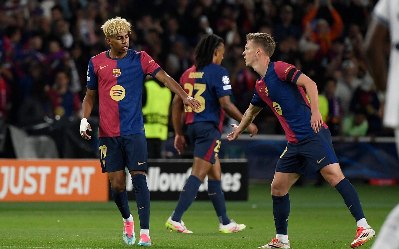 Yamal comemora gol do recorde pelo Barcelona contra a Inter de Milão (Foto: Josep Lago/AFP)