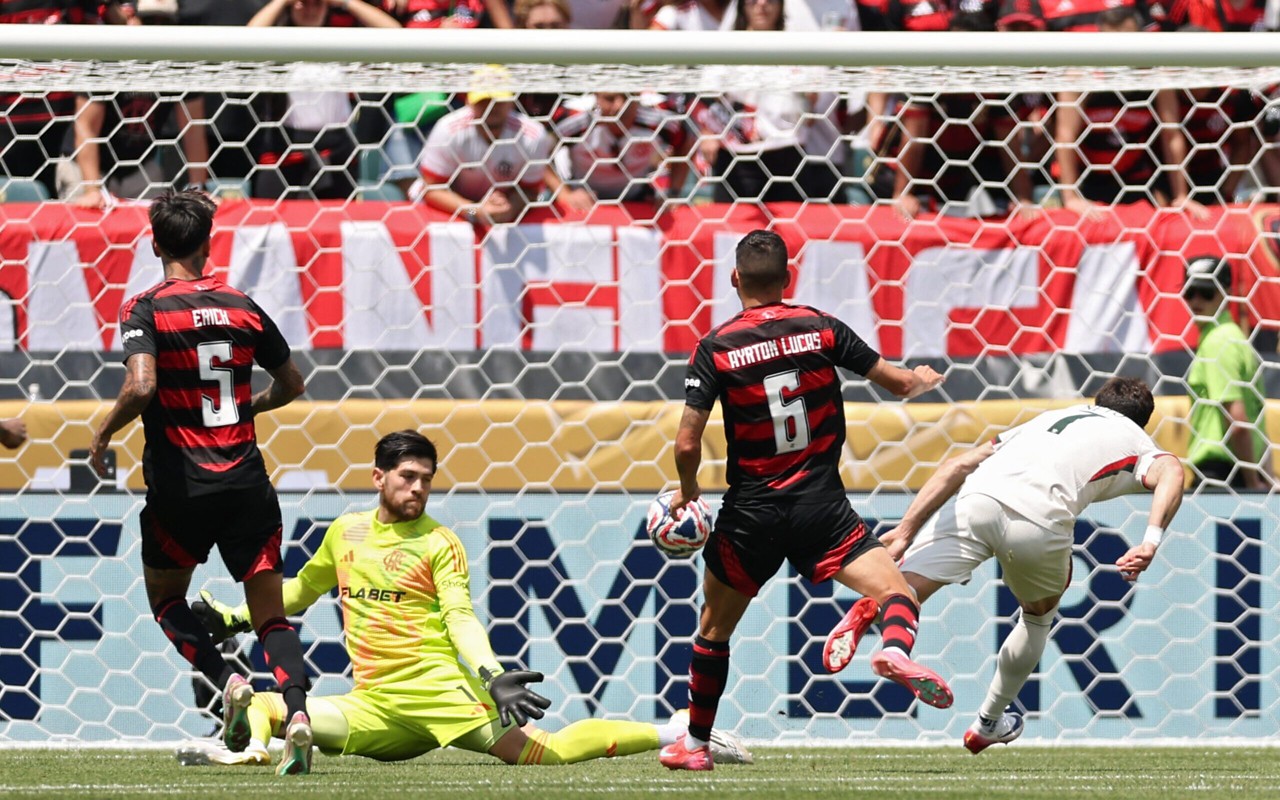 Pedro Neto marca diante do Flamengo (Foto: CHARLY TRIBALLEAU / AFP)