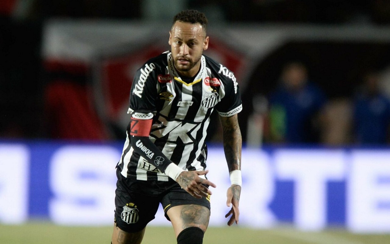 Neymar em ação no jogo do Santos (Foto: Jhony Pinho/AGIF)
