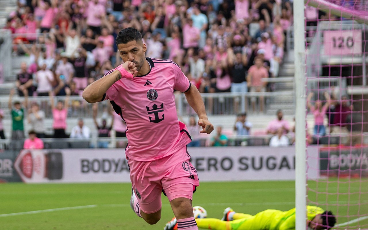 Suárez comemorando um gol pelo Inter Miami (Foto: Chris ARJOON / AFP)