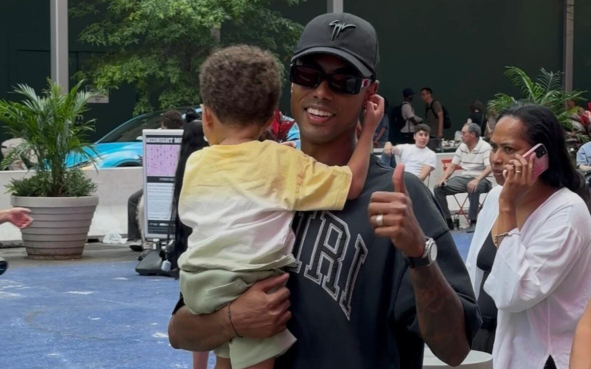 Bruno Henrique é visto em Nova York curtindo dia de folga