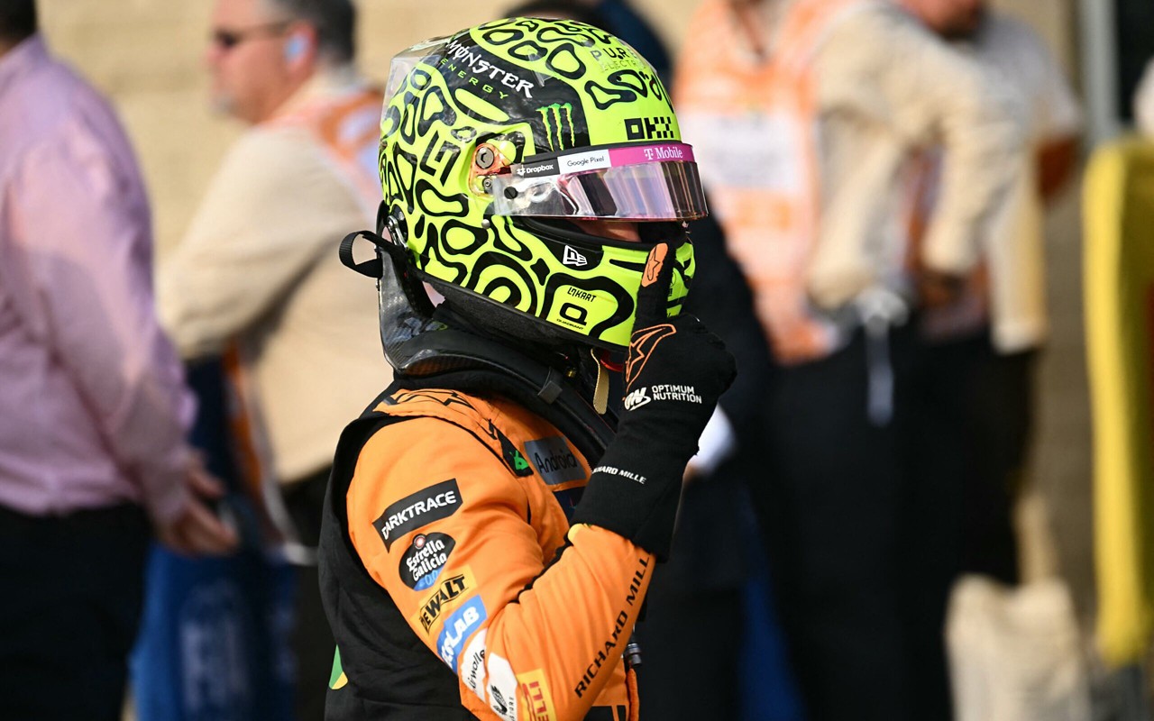 Lando Norris celebra sua primeira vitória na F1, no GP de Miami 2024, em grande estilo pela McLaren. (Patrick T. Fallon / AFP)