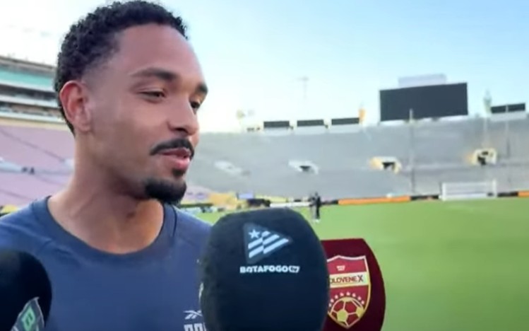 Vitinho concede entrevista um dia antes do confronto contra o PSG, no Mundial (Reprodução/Botafogo TV)