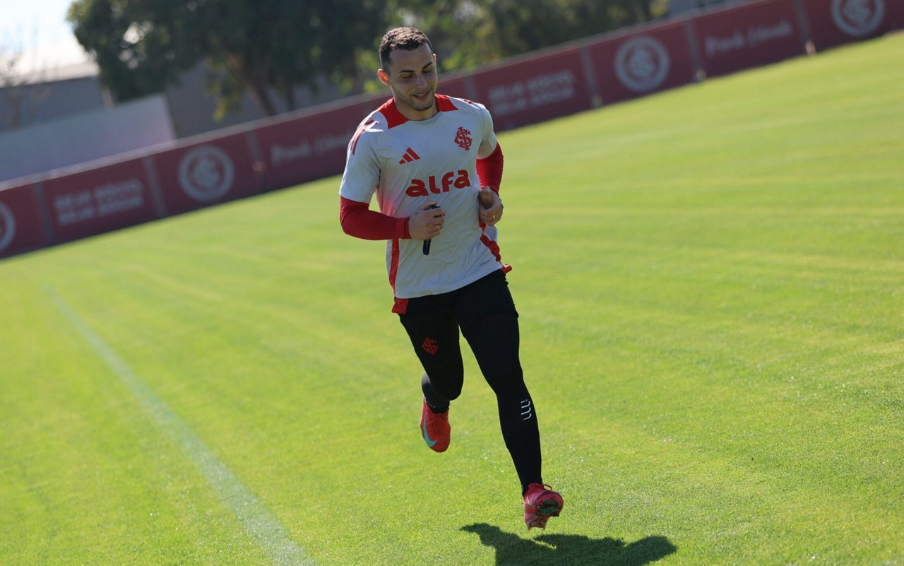 Bruno Gomes corre no gramado do CT Parque Gigantes (Foto: Ricardo Duarte/SC Internacional)