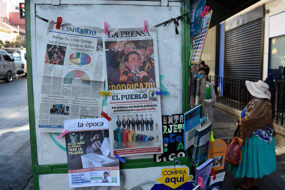 Banca de jornais em La Paz com as notícias da eleição presidencial da Bolívia (foto Jorge Bernal/AFP)