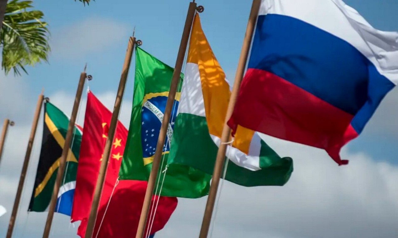Bandeiras dos países do Brics durante encontro do Bloco no Brasil