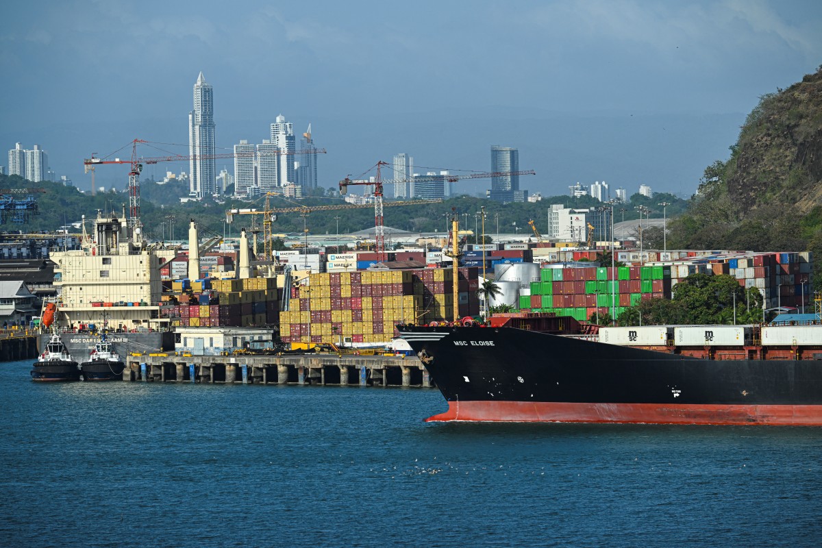 Navio cargueiro aguarda travessia do canal do Panamá no porto de Balboa, operado pela Hutchinson Port Holdings (HPH)