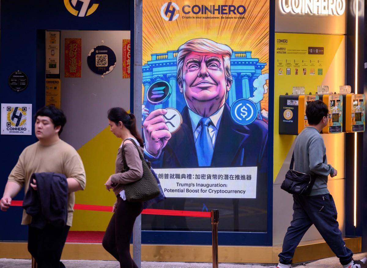 Propaganda de criptomoeda com efígie de Donald Trump em rua de Hong Kong (foto Mladen Antonov/ AFP)