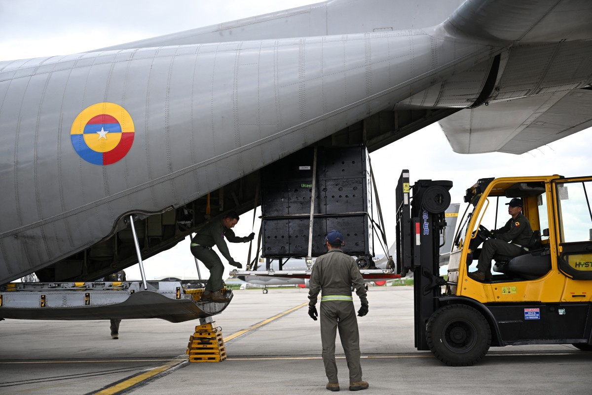 Carregamento de avião de transporte da Força Aérea Colombiana, em Bogotá (foto Raul Arboleda/AFP)