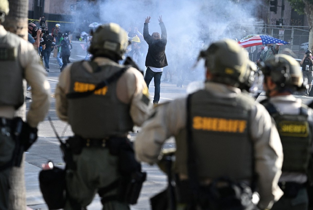 44 pessoas foram violentamente presas por agentes mascarados e encaminhadas ao prédio federal do ICE no centro de Los Angeles