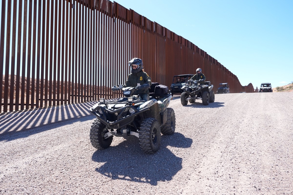  Kristi Noem, secretária de Segurança Interna dos EUA, vitoria o muro na fronteira entre Estados Unidos e México, dirigindo um quadriciclo(Alex Brandon / POOL / AFP)