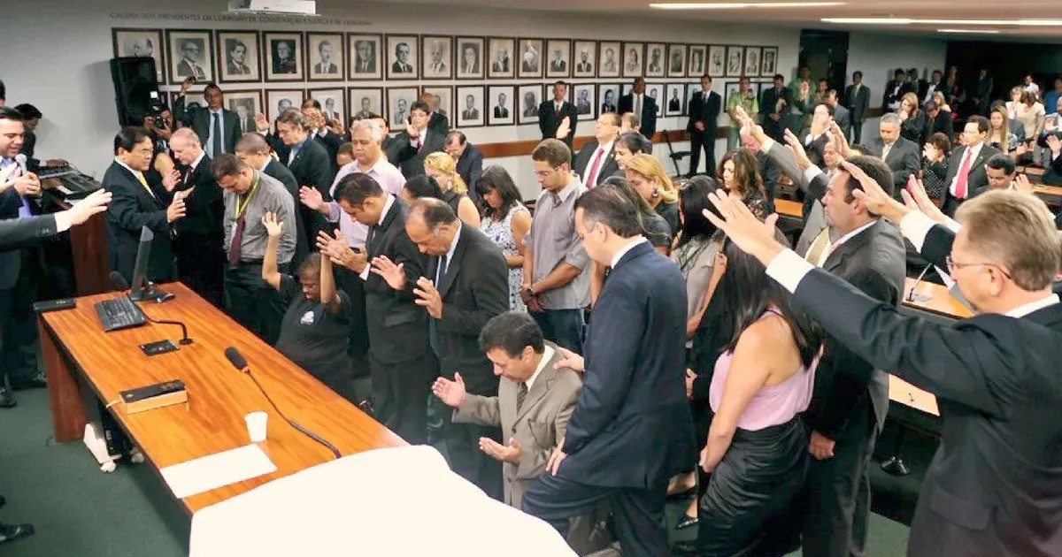 Deputados evangélicos fazem oração durante sessão de comissão na Câmara