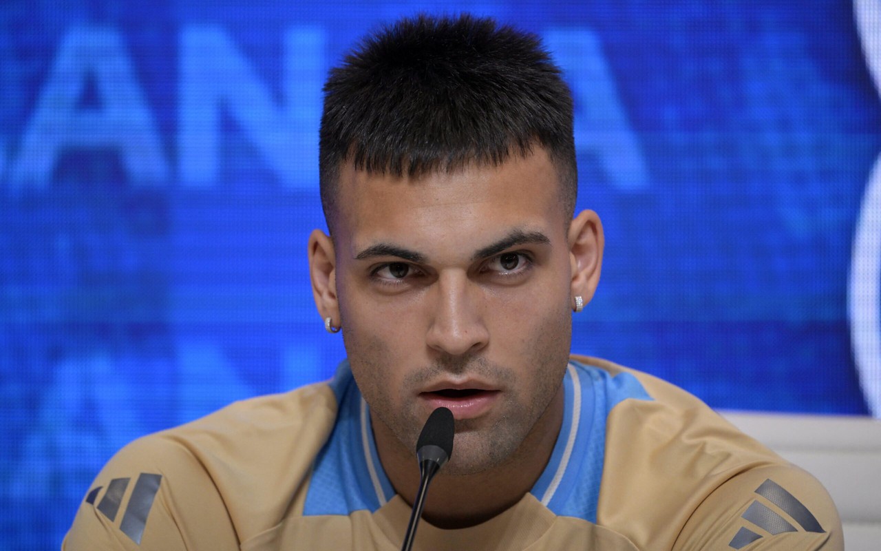 Lautaro Martínez em coletiva pela Argentina durante Data Fifa (Foto: Juan Mabromata/AFP)