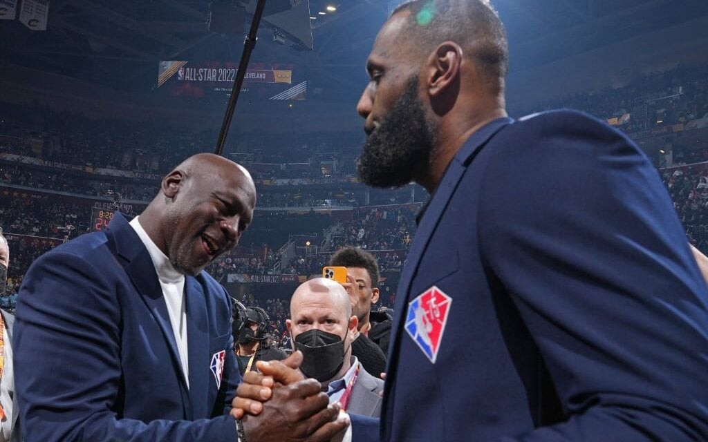 LeBron James cumprimenta Michael Jordan durante evento de 75 anos da NBA, em 2022 (Foto: Jesse D. Garrabrant/AFP)