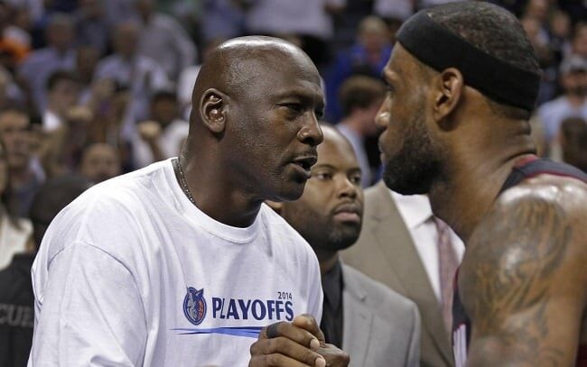 Michael Jordan e LeBron James se enfrentaram em 2001 (Foto: Streeter Lecka/AFP)