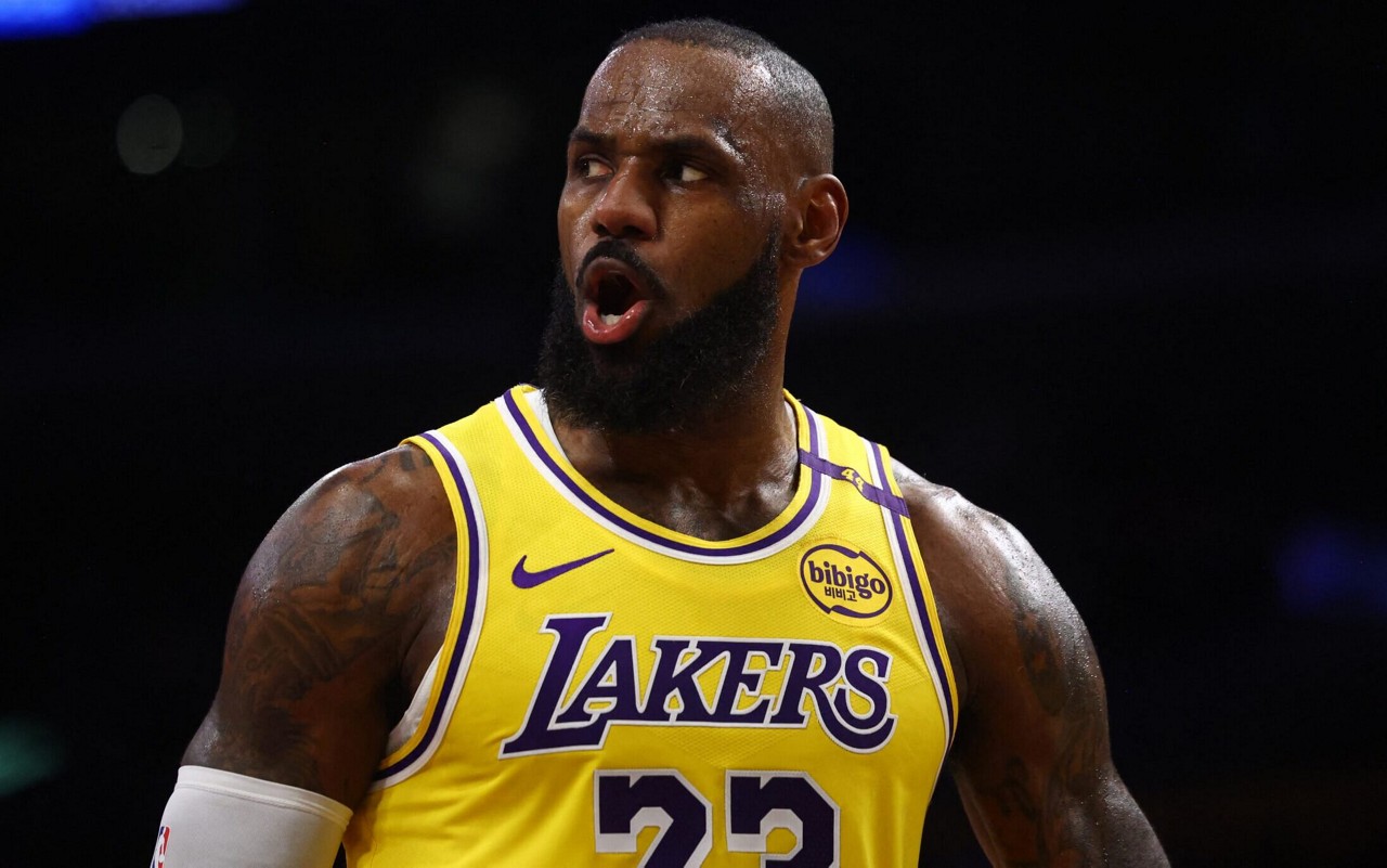 LeBron James durante jogo entre Lakers e Celtics pela NBA 2024/25 (Foto: Jessie Alcheh/NBAE via Getty Images/AFP)