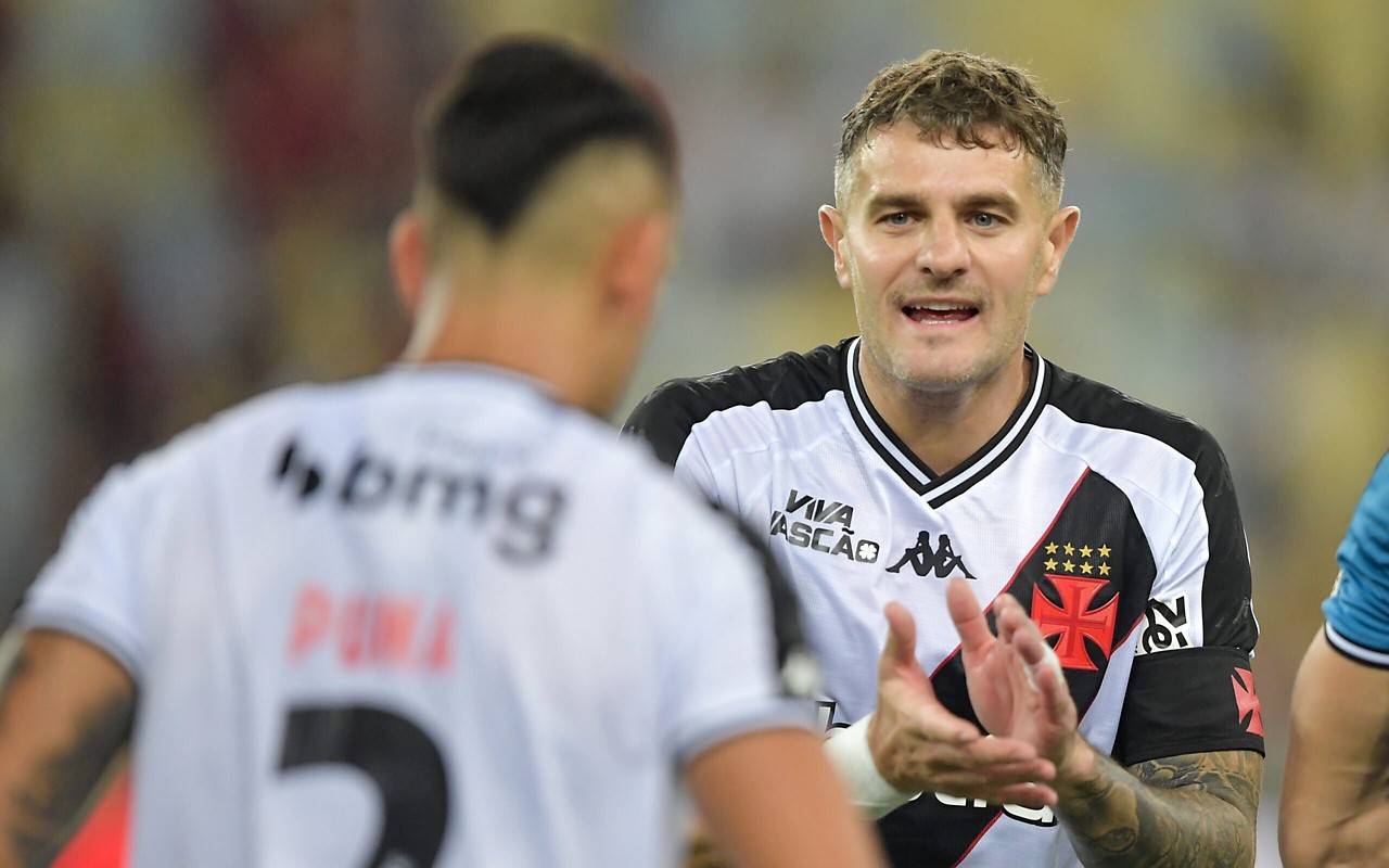 Pablo Vegetti cobrou os companheiros durante clássico contra o Flamengo (Foto: Thiago Ribeiro/AGIF)
