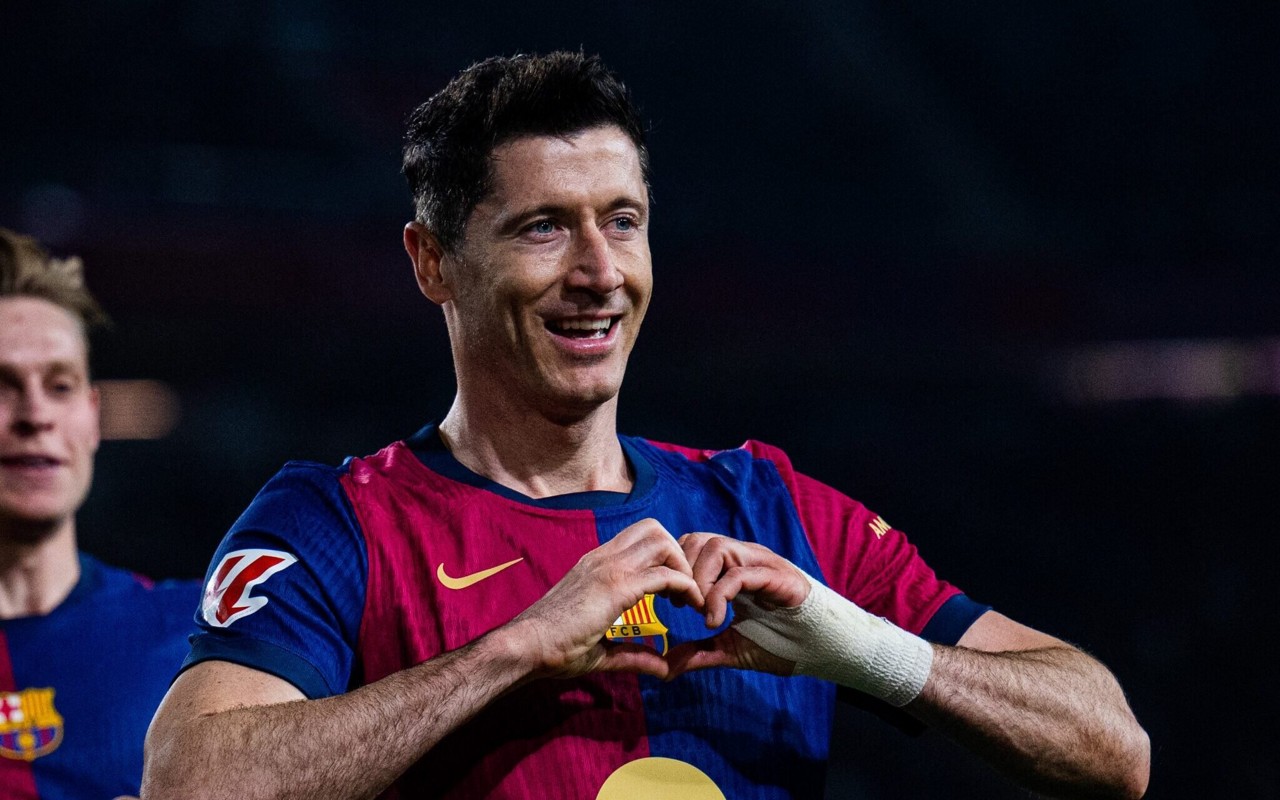 Lewandowski comemorando gol pelo Barcelona (Foto: Divulgação / FC Barcelona)