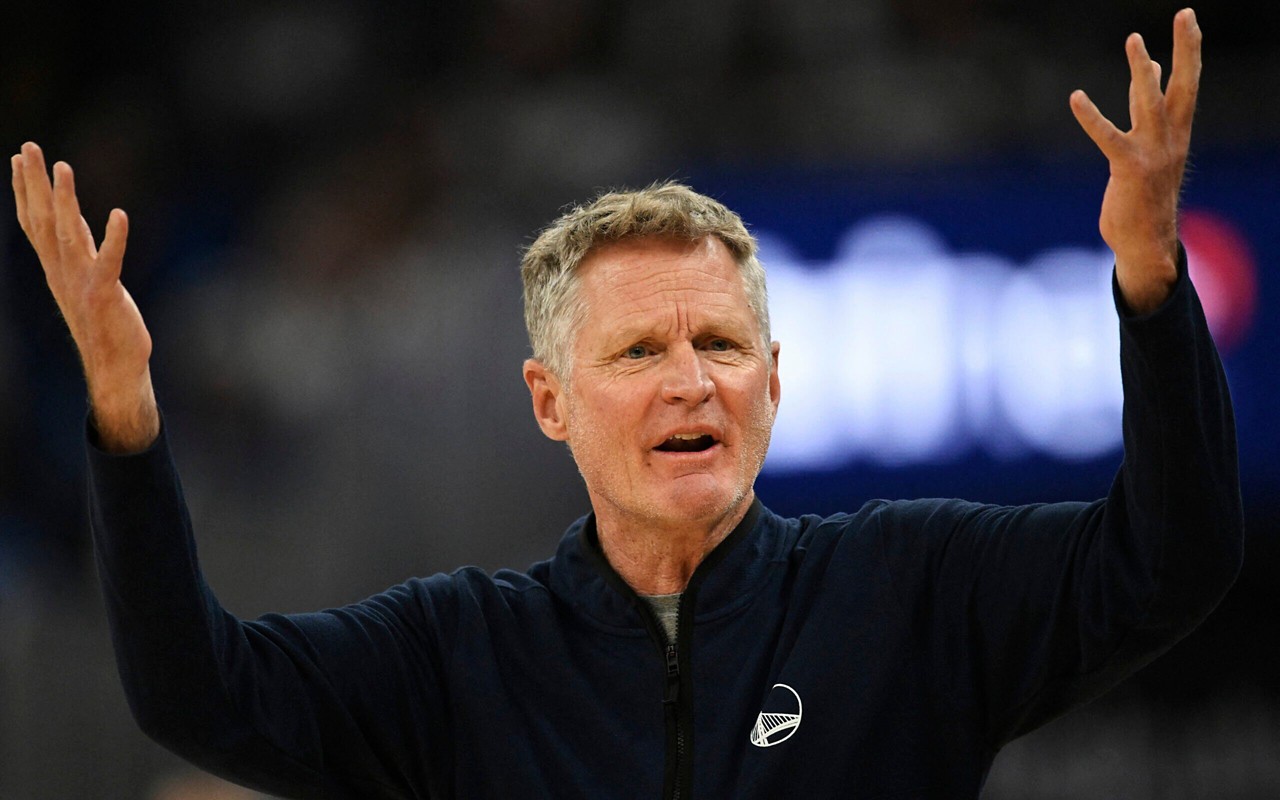 Steve Kerr, técnico do Warriors, reclamando lance em jogo contra o Spurs (Foto: Eakin Howard/Getty Images/AFP)
