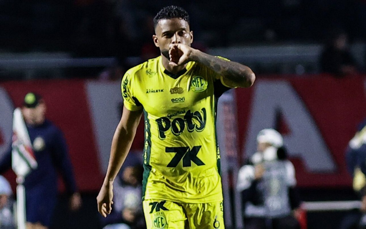Reinaldo, ex-jogador do São Paulo, marca de pênalti contra o Mirassol, no Morumbi. (Foto: Fabio Giannelli/AGIF)