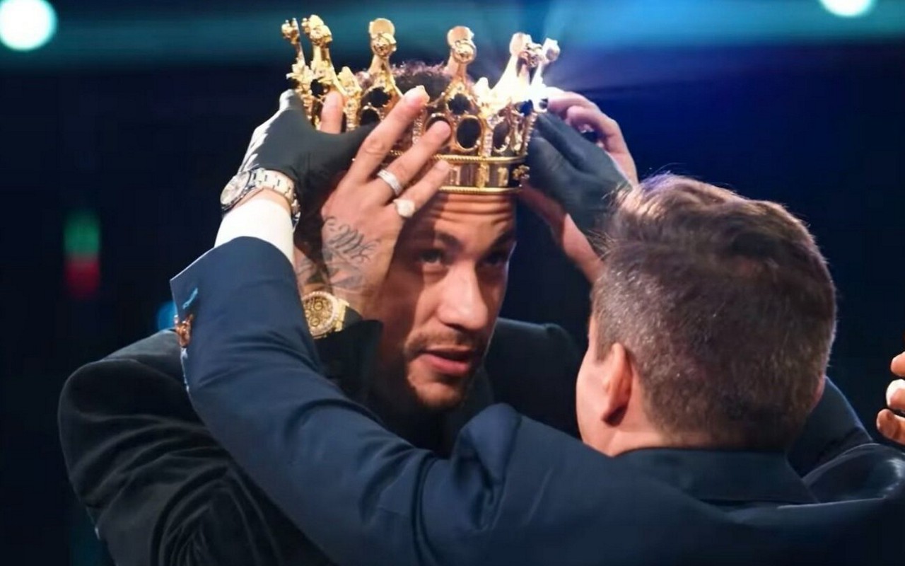 Pai de Neymar arrematou coroa banhada a ouro por 3,5 milhões (Foto: Divulgação)