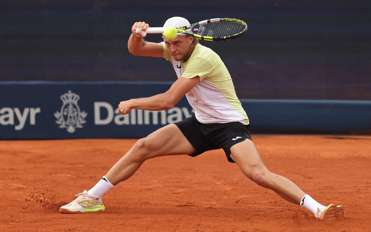 Alexandre Muller devolve a bola na derrota para o alemão Alexander Zverev (Photo by Alexandra BEIER / AFP)