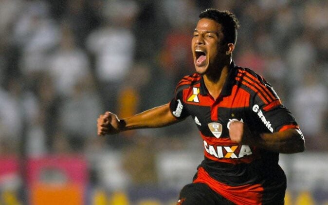 Nixon comemora gol em passagem pelo Flamengo