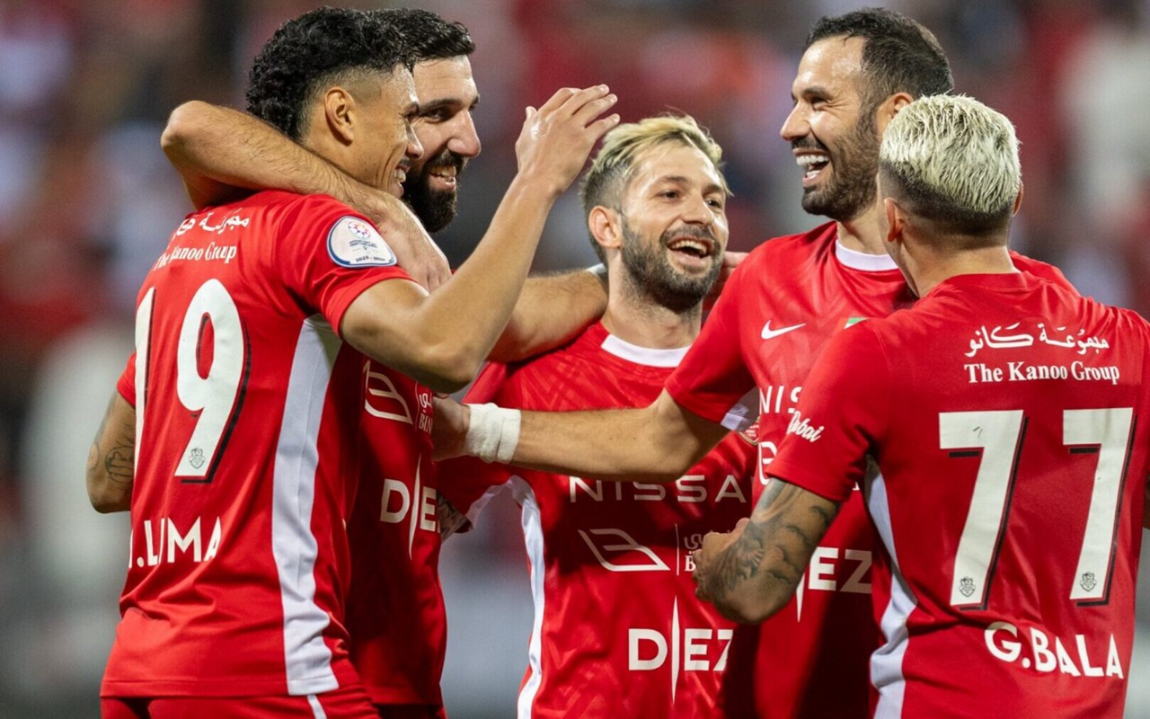 Jogadores do Al-Ahli comemoram nova vitória no Emiradense (Foto: Divulgação/Al-Ahli)